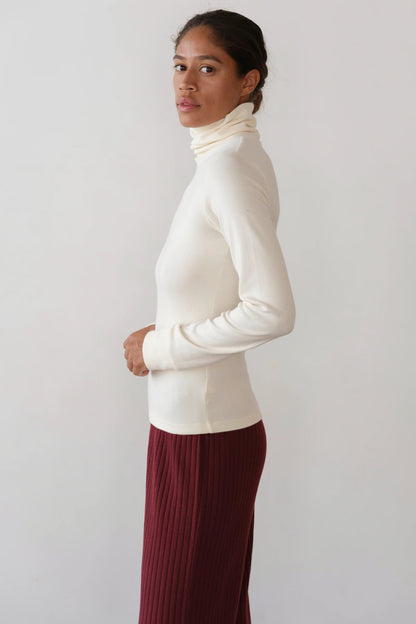 The Baby Rib Turtleneck - Cream