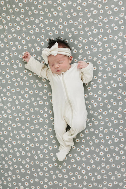 Bamboo Stretch Crib Sheet - Light Green Daisy